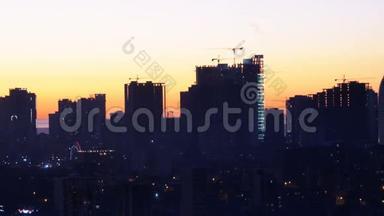 摩天大<strong>楼剪影</strong>与大城市日落的鸟瞰图
